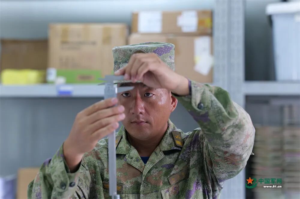 荣光之路丨4次参阅4次幕后！一级军士长在“方寸天地”向党和人民报告