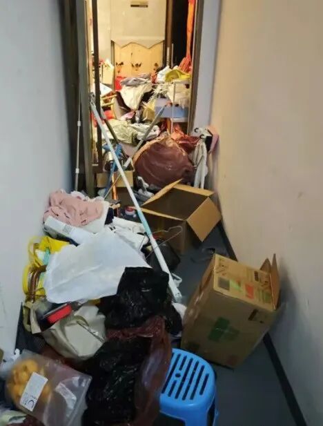3套房囤积30吨垃圾，一开门蟑螂往外爬，医生提醒：警惕老人患上这种疾病