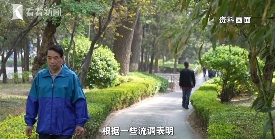 老人每月花4500元租两套房囤废品，3套房被30吨垃圾堆满，称“只有它不会变心”