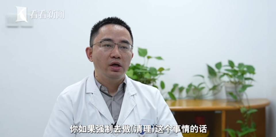 老人每月花4500元租两套房囤废品，3套房被30吨垃圾堆满，称“只有它不会变心”