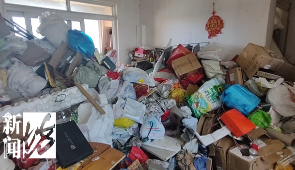 老人每月花4500元租两套房囤废品，3套房被30吨垃圾堆满，称“只有它不会变心”