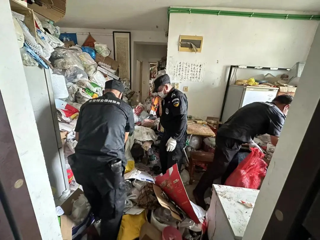 上海男子崩溃：母亲租了2套房，专门做这事！打开门瞬间涌出...足足30吨