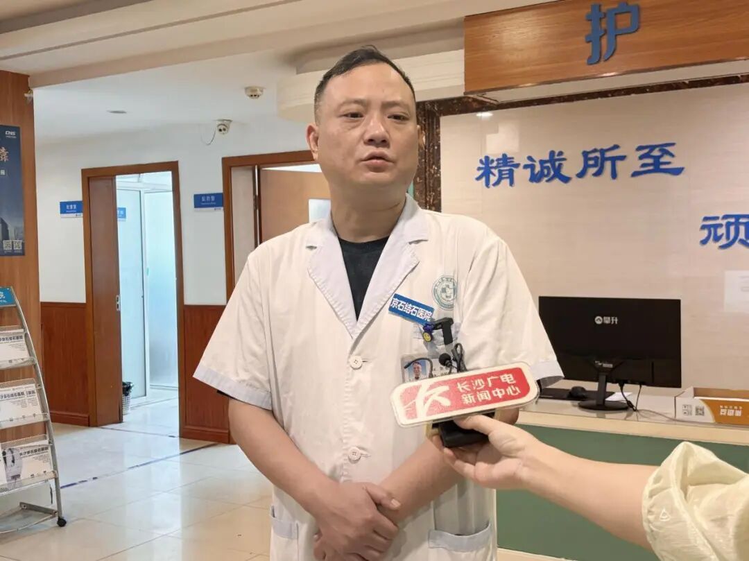 十年隐忍不敌一刻剧痛!女子肾门被2.2厘米结石“堵死” 十年隐忍不敌一刻剧痛!女子肾门被2.2厘米结石“堵死”