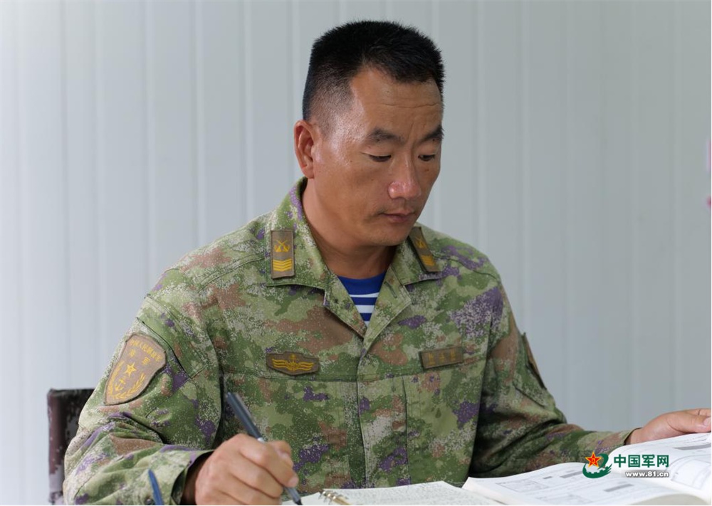 荣光之路丨4次参阅4次幕后！一级军士长在“方寸天地”向党和人民报告