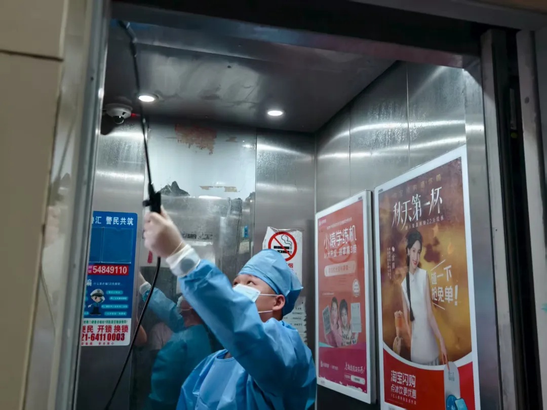 上海男子崩溃：母亲租了2套房，专门做这事！打开门瞬间涌出...足足30吨