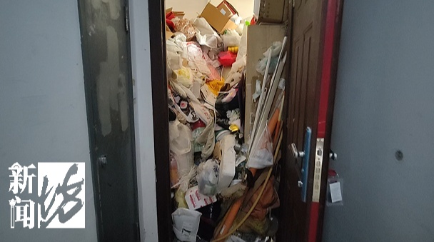 老人每月花4500元租两套房囤废品，3套房被30吨垃圾堆满，称“只有它不会变心”