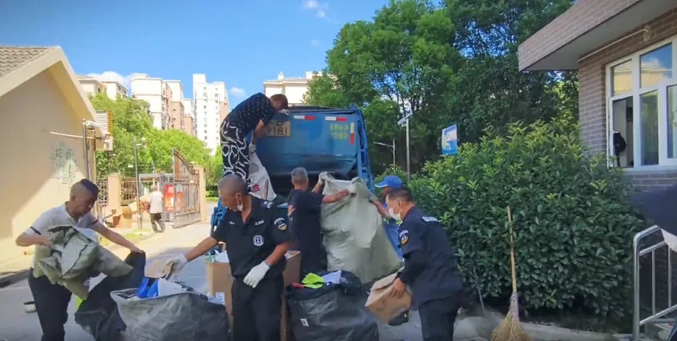 上海男子崩溃：母亲租了2套房，专门做这事！打开门瞬间涌出...足足30吨