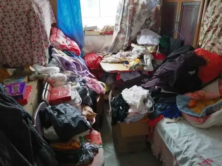 3套房囤积30吨垃圾，一开门蟑螂往外爬，医生提醒：警惕老人患上这种疾病