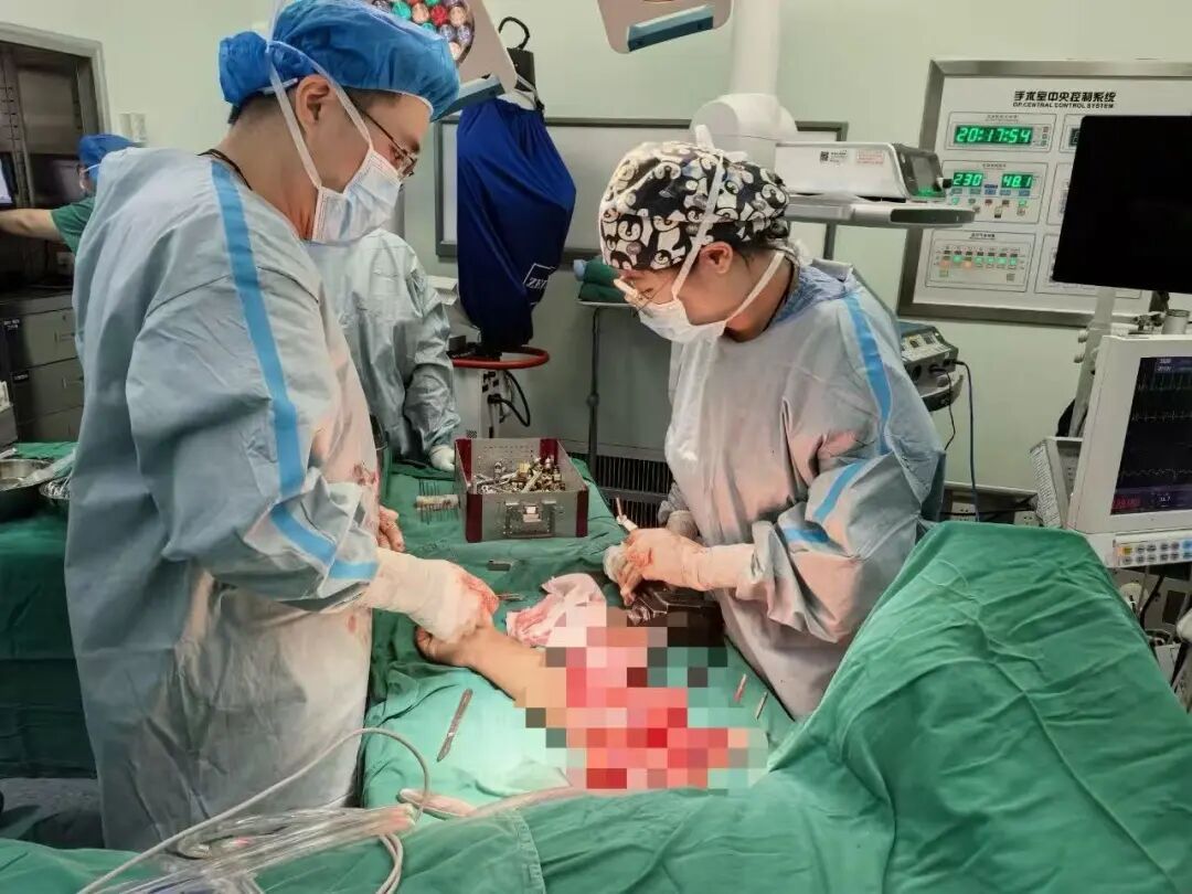 “疼得钻心！”男子坐车时手伸到车窗外，突遇车祸胳膊“断”成3截