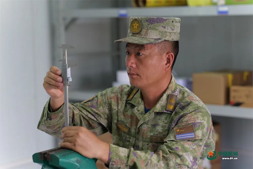 荣光之路丨4次参阅4次幕后！一级军士长在“方寸天地”向党和人民报告