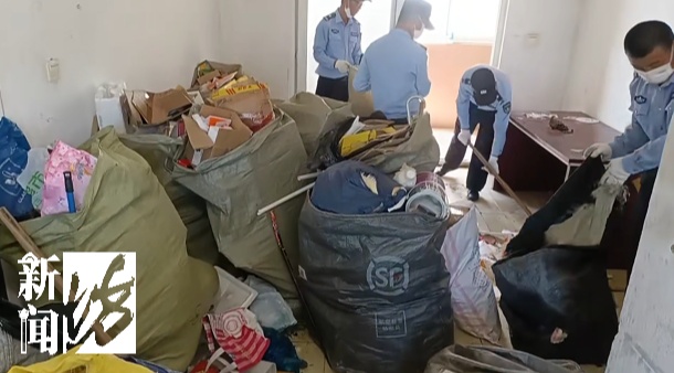 老人每月花4500元租两套房囤废品，3套房被30吨垃圾堆满，称“只有它不会变心”