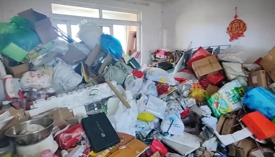 上海男子崩溃：母亲租了2套房，专门做这事！打开门瞬间涌出...足足30吨