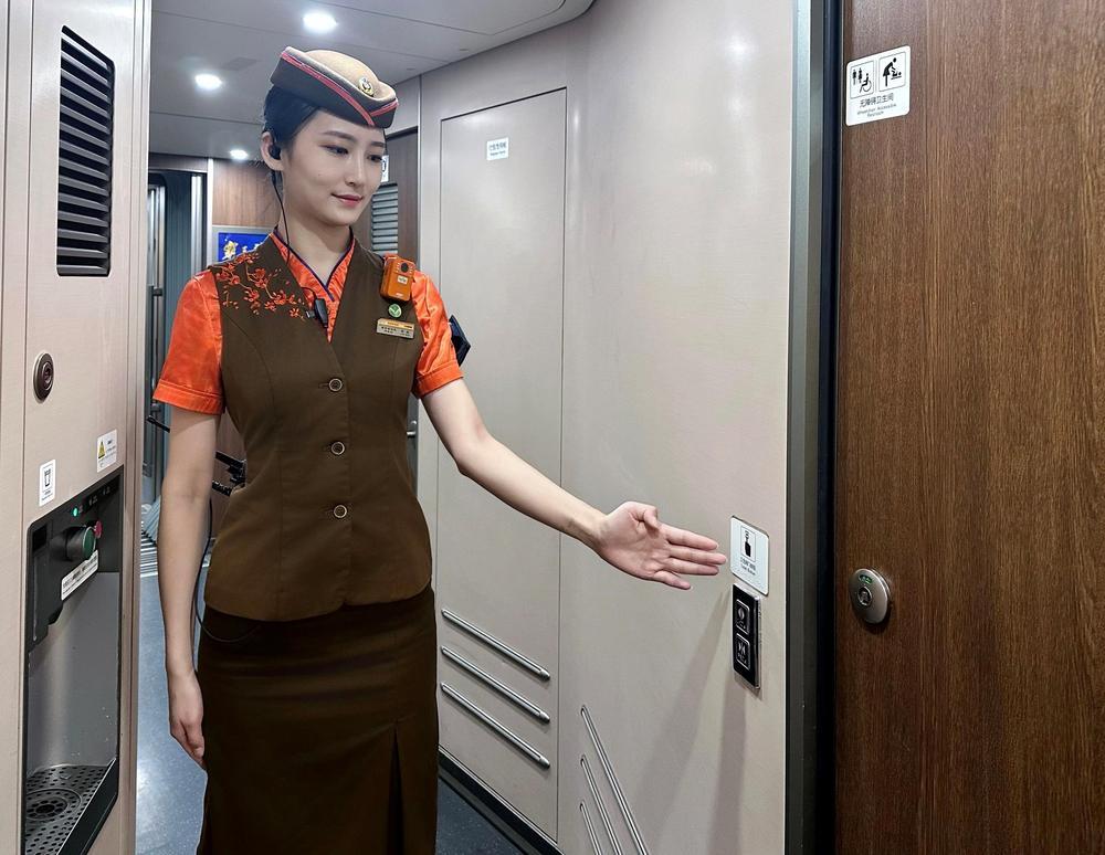 高铁列车上的这些“门”道你知道多少 高铁列车上的这些“门”道你知道多少