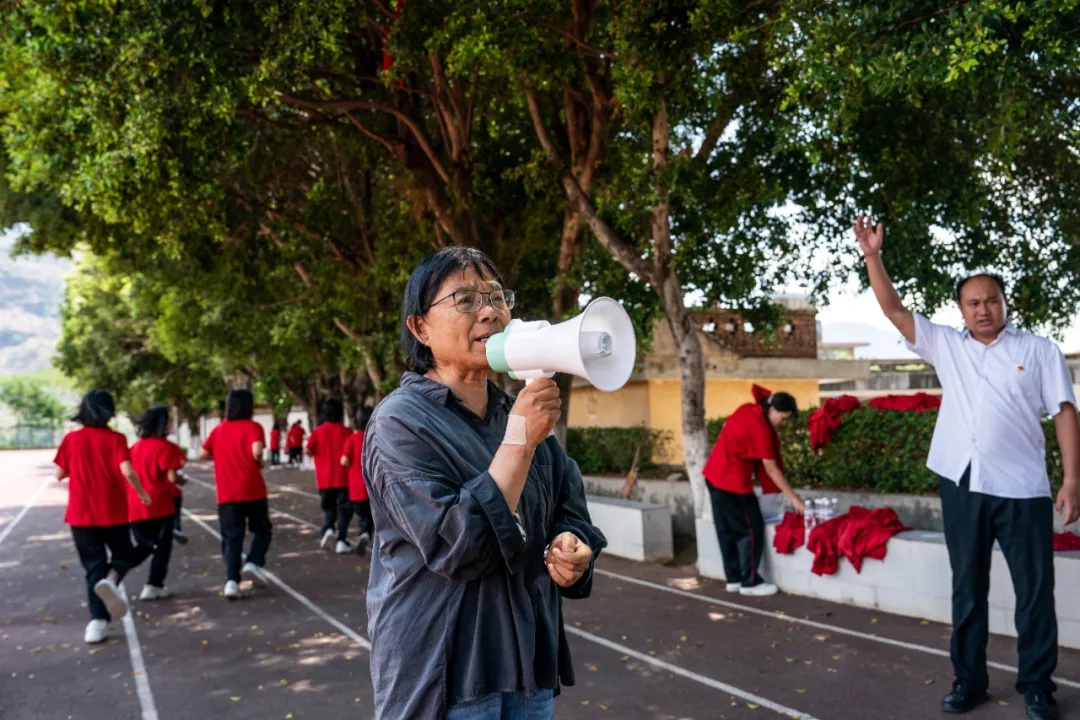 别人叫我“燃灯校长”，但我知道，我身后是一群“灯盏”