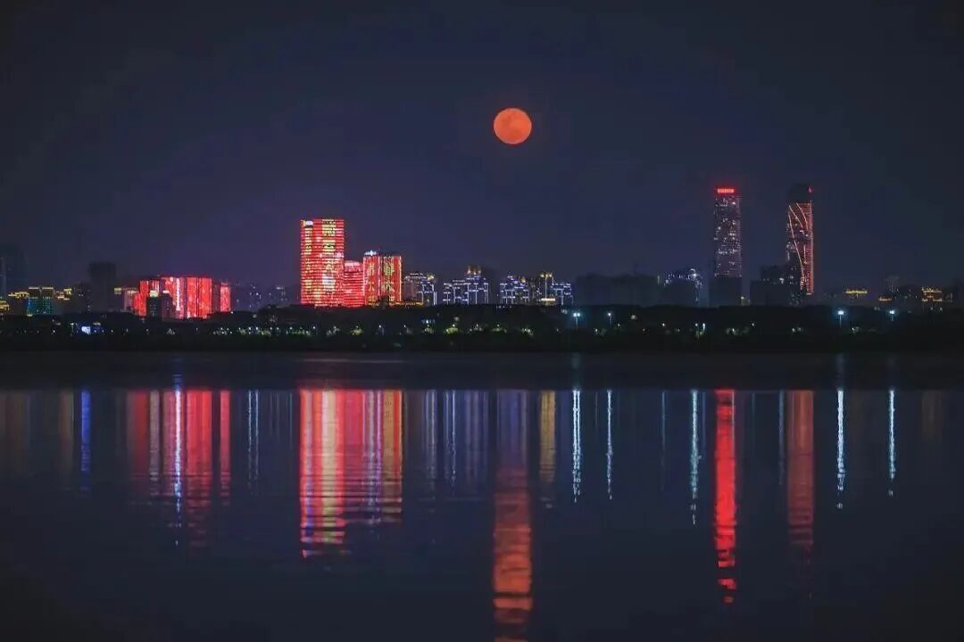 就在今晚，“红月亮”现身！最佳观赏时间表来了，错过了等3年