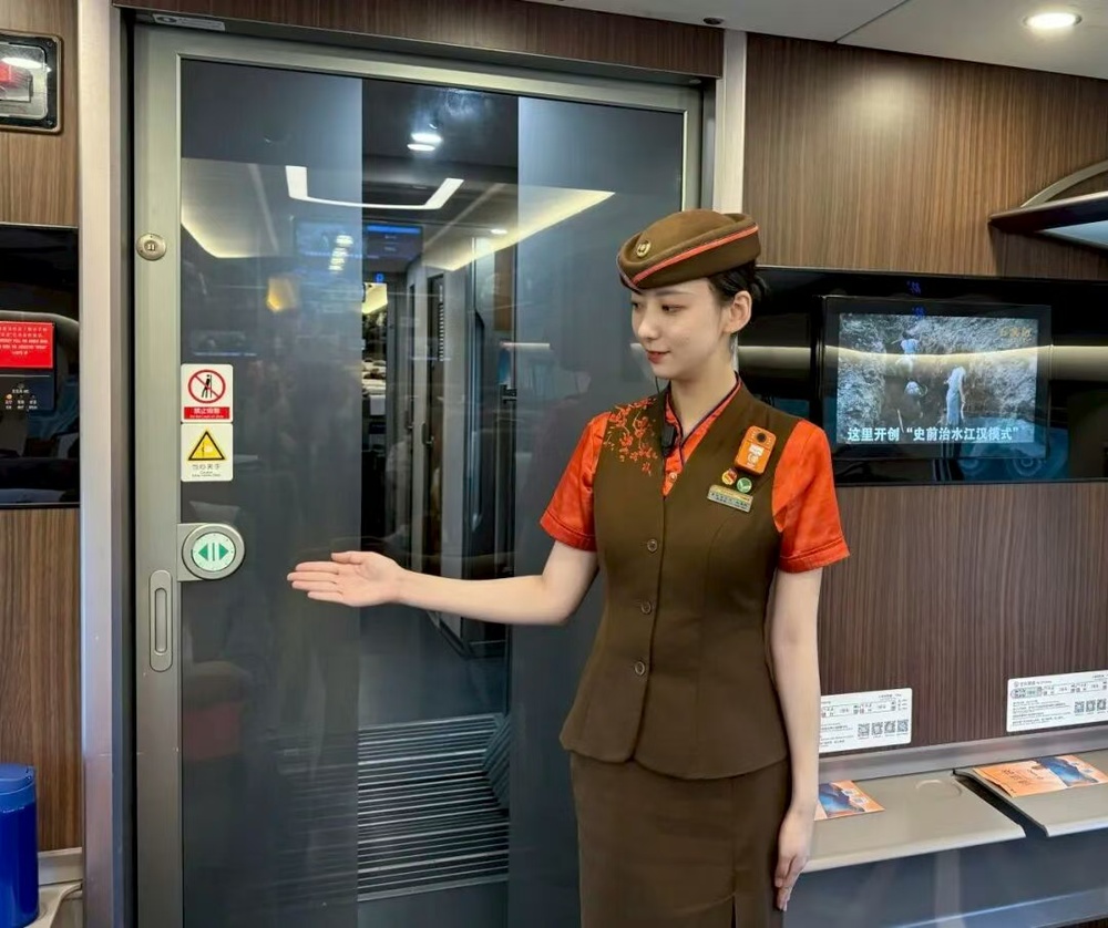 高铁列车上的这些“门”道你知道多少 高铁列车上的这些“门”道你知道多少