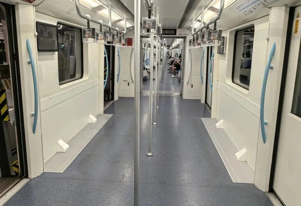 上海确认：已开始试点！地铁车厢座位被拆除？官方回应：提升高峰运力