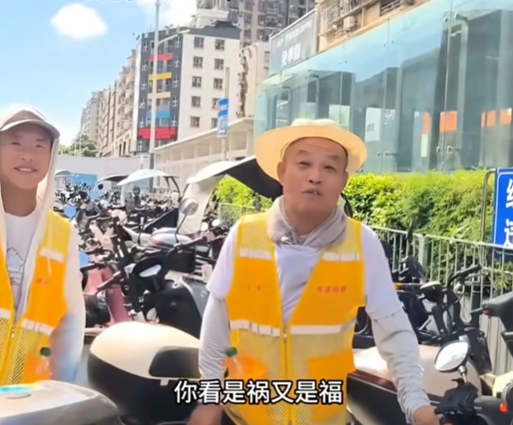 父子来深摆摊日赚5元，遇城管执法情绪失控…结局好暖心！