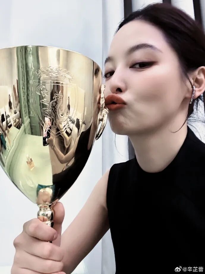 辛芷蕾获奖后，甄子丹发文祝贺；辛芷蕾曾透露因被甄子丹团队挖掘从而走上演艺道路