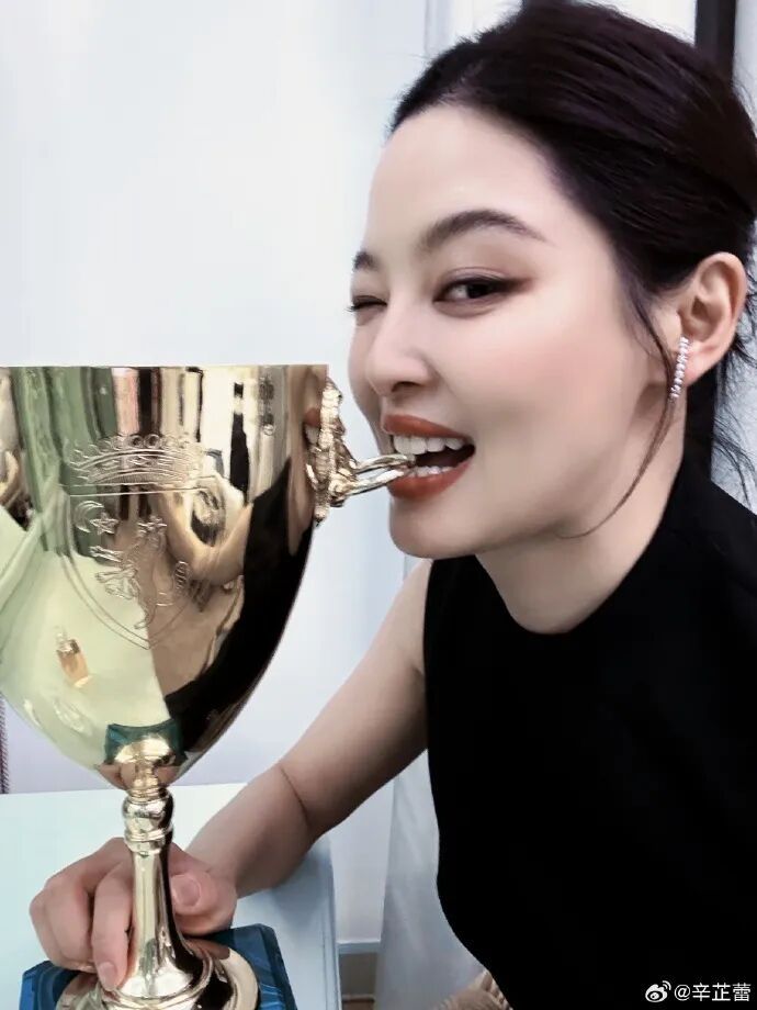 辛芷蕾获奖后，甄子丹发文祝贺；辛芷蕾曾透露因被甄子丹团队挖掘从而走上演艺道路