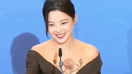 辛芷蕾胸前玫瑰怒放！从“被嘲的梦想”到威尼斯最佳女演员，演员的主战场永远在作品里