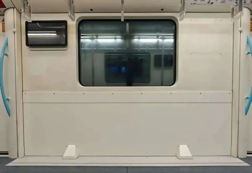 上海确认：已开始试点！地铁车厢座位被拆除？官方回应：提升高峰运力