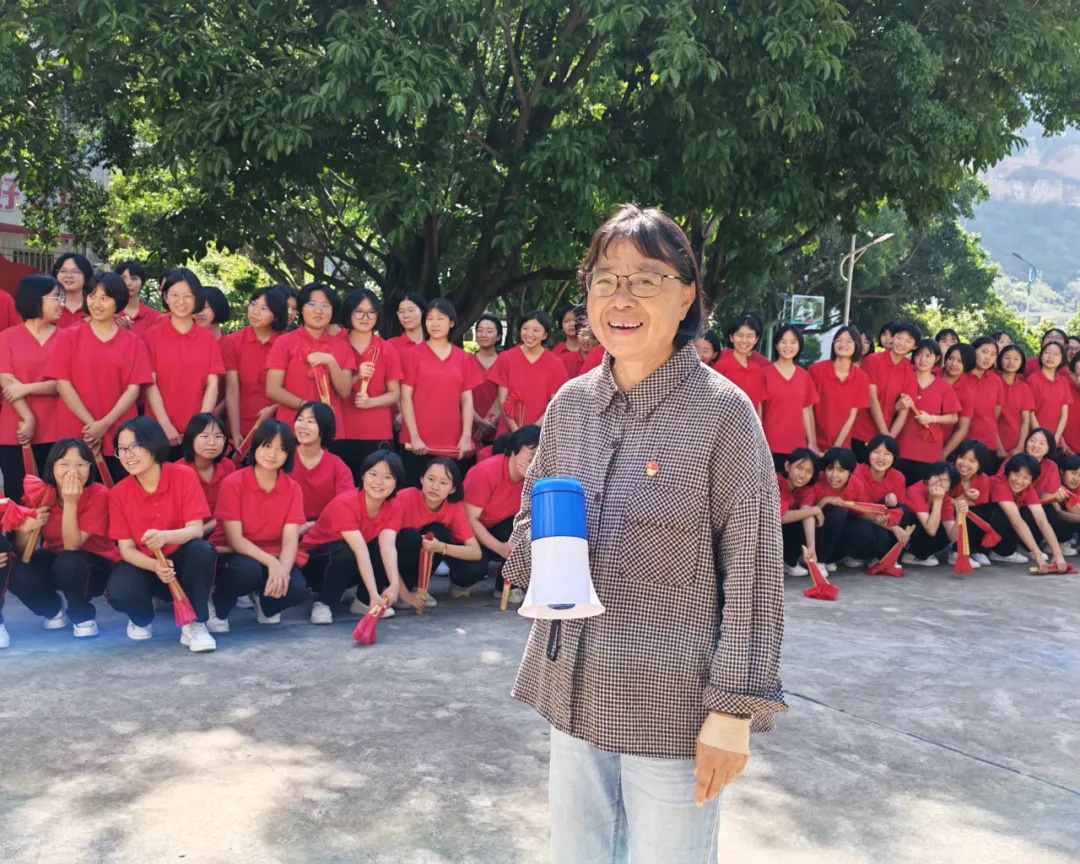 别人叫我“燃灯校长”，但我知道，我身后是一群“灯盏”