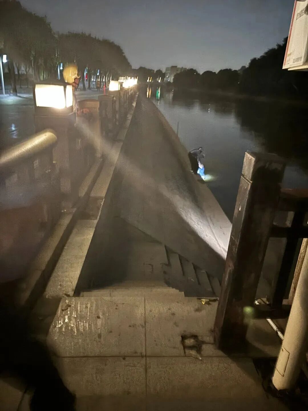 女子中元节深夜遛狗,听到桥下微弱呼救声,女子:以为是幻觉,一边害怕一边报警 女子中元节深夜遛狗,听到桥下微弱呼救声,女子:以为是幻觉,一边害怕一边报警