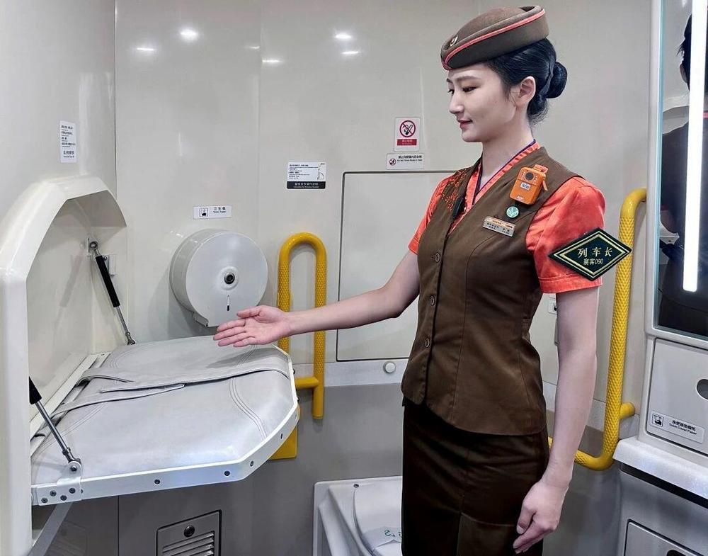 高铁列车上的这些“门”道你知道多少 高铁列车上的这些“门”道你知道多少