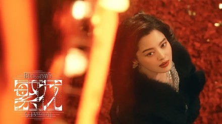 辛芷蕾胸前玫瑰怒放！从“被嘲的梦想”到威尼斯最佳女演员，演员的主战场永远在作品里