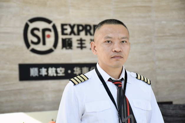 燃！快递小哥逆袭成为机长，他怎么做到的？