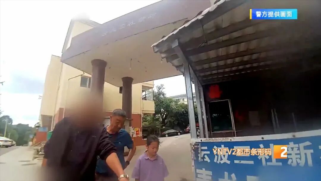 白狐现身昆明某小区！市民：我一开始以为是狗