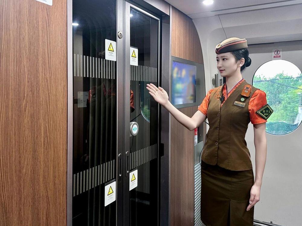 高铁列车上的这些“门”道你知道多少 高铁列车上的这些“门”道你知道多少