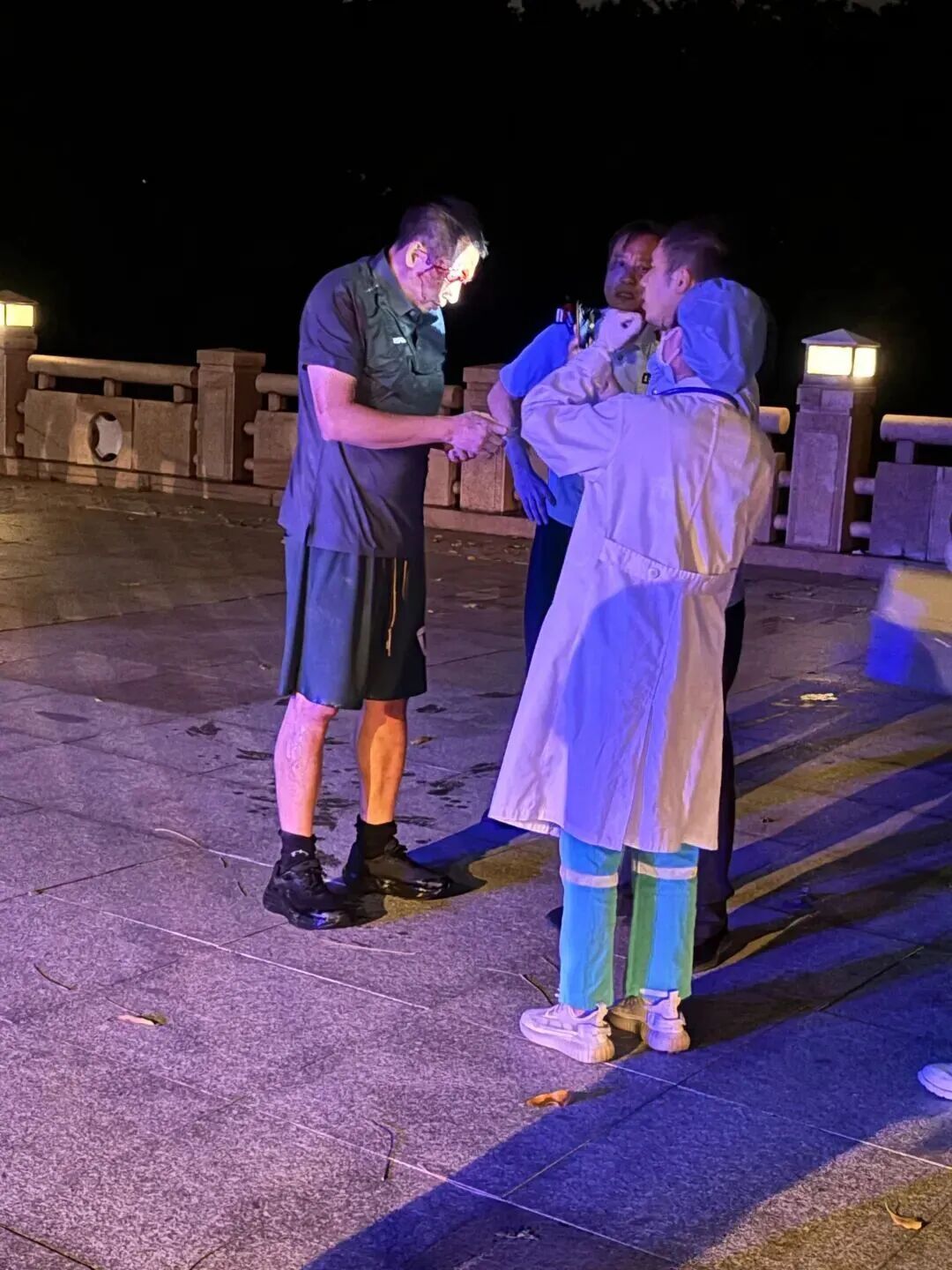 女子中元节深夜遛狗,听到桥下微弱呼救声,女子:以为是幻觉,一边害怕一边报警 女子中元节深夜遛狗,听到桥下微弱呼救声,女子:以为是幻觉,一边害怕一边报警