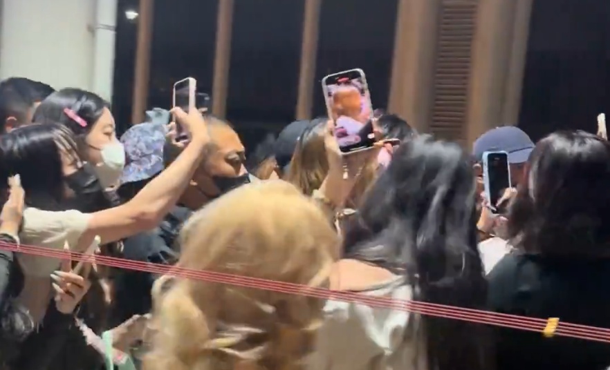 演员刘轩丞在高铁站被大量私生粉丝围堵，其他乘客疑被挤得无法上下车？12306回应