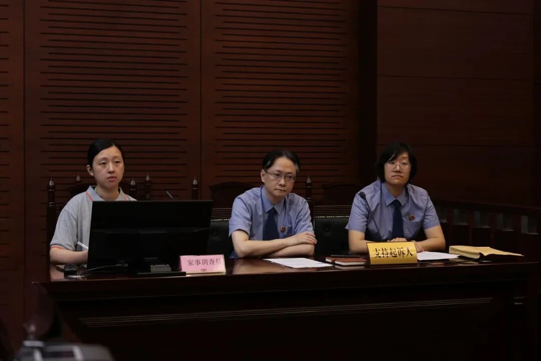 女子赴美生子去世后，俩孩子生父成谜！81岁外公申请监护权，法院判了