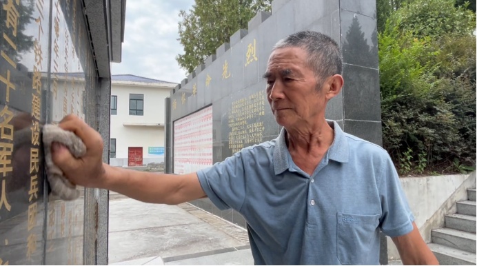 69岁大爷急了！“帮我调一下电视嘛，看直播……”