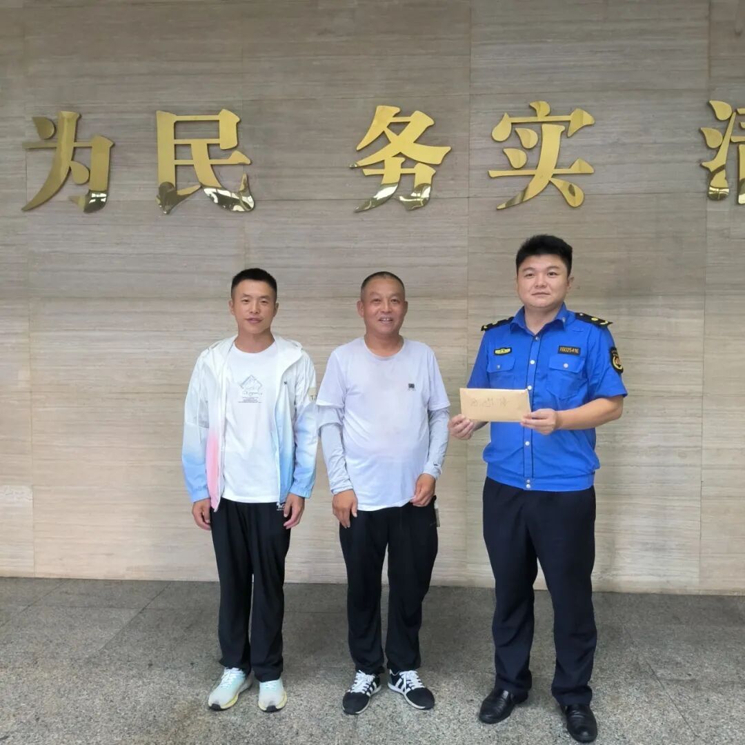 父子来深摆摊日赚5元，遇城管执法情绪失控…结局好暖心！