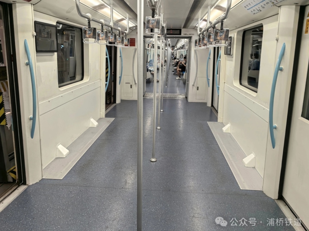 座位去哪了？上海地铁9号线拆除部分座位？增加乘客站立面积，目前在一辆列车试点