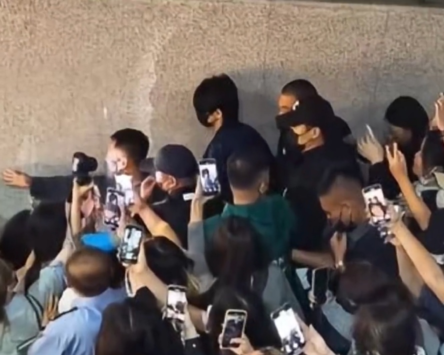 演员刘轩丞在高铁站被大量私生粉丝围堵，其他乘客疑被挤得无法上下车？12306回应