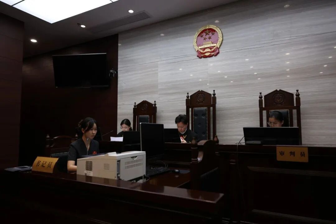 女子赴美生子去世后，俩孩子生父成谜！81岁外公申请监护权，法院判了