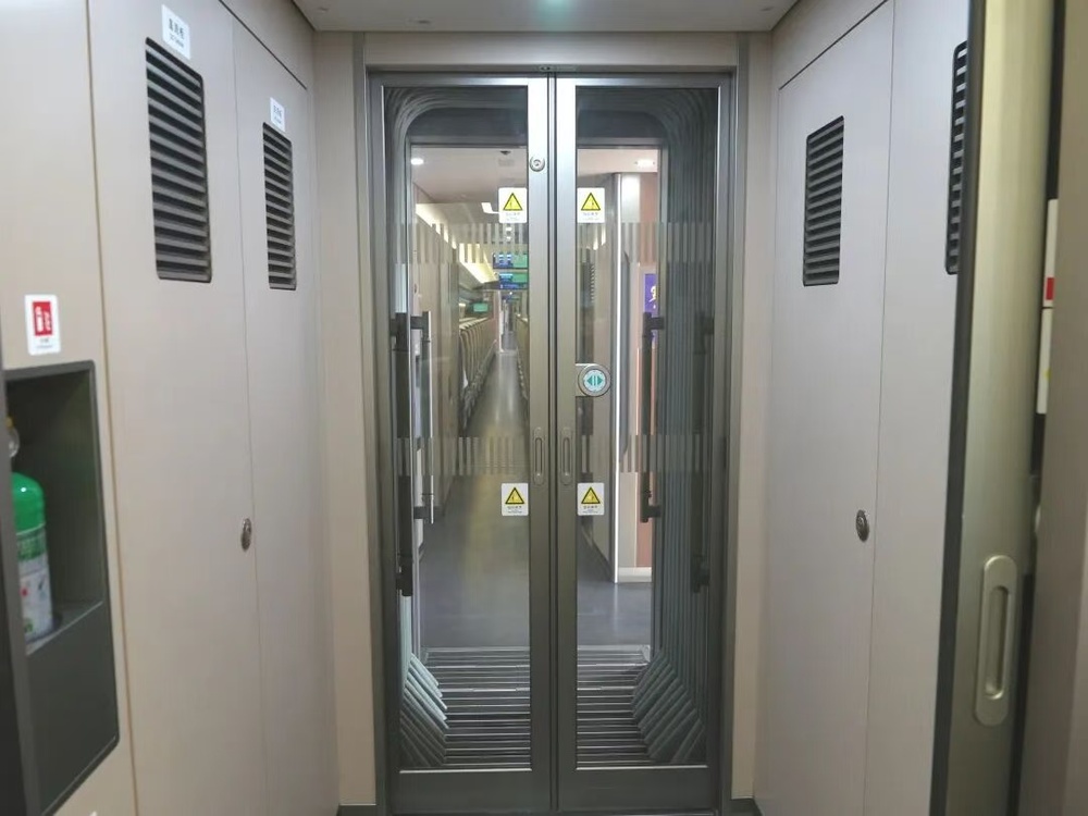 高铁列车上的这些“门”道你知道多少 高铁列车上的这些“门”道你知道多少