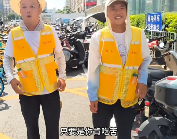 父子来深摆摊日赚5元，遇城管执法情绪失控…结局好暖心！