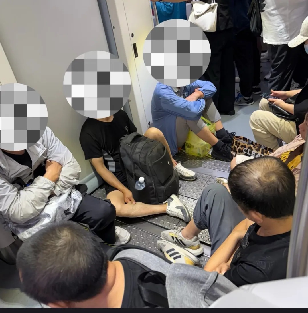 上海确认：已开始试点！地铁车厢座位被拆除？官方回应：提升高峰运力