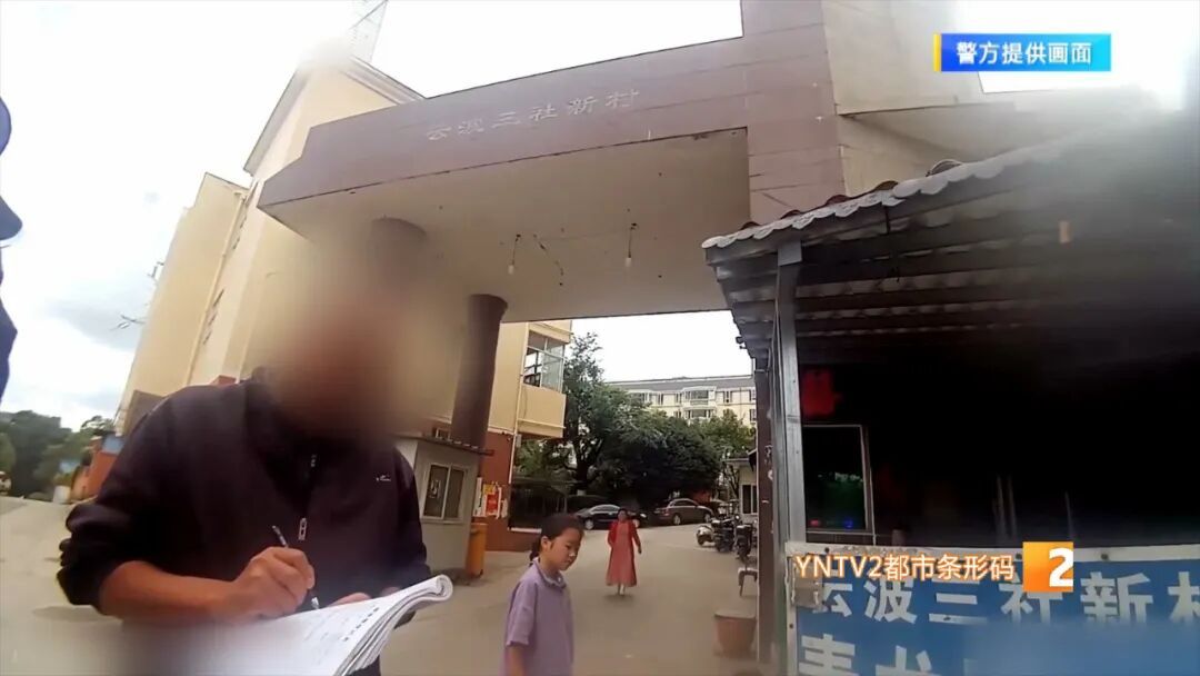 白狐现身昆明某小区！市民：我一开始以为是狗