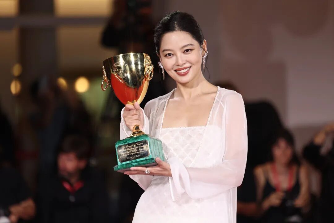 辛芷蕾获奖后，甄子丹发文祝贺；辛芷蕾曾透露因被甄子丹团队挖掘从而走上演艺道路