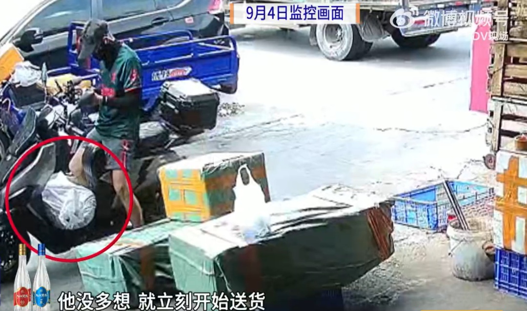 广东一骑手称配送鳄鱼半路“复活”，还抓坏了他的鞋，老板：我没说过是死的，平台回应