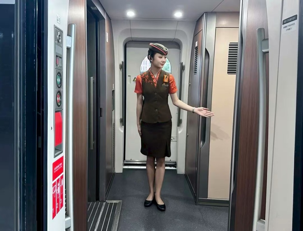 高铁列车上的这些“门”道你知道多少 高铁列车上的这些“门”道你知道多少