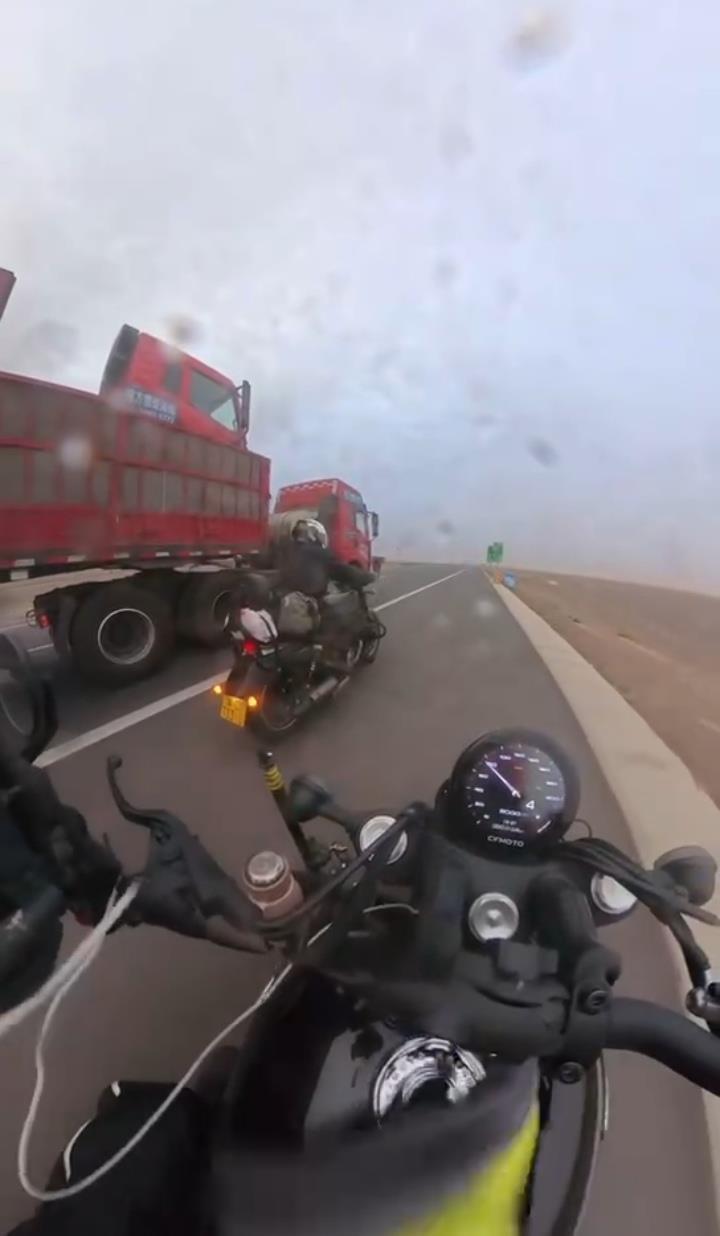 13米挂车为摩友“挡风”20分钟，摩友全网寻找司机欲酬谢被拒：顺手帮一把而已
