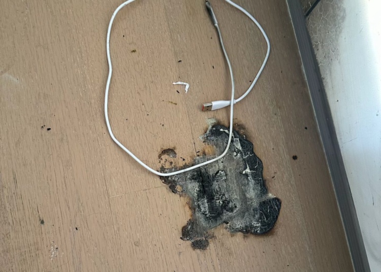 太吓人！辽宁一女子正睡觉，床上的充电宝爆炸起火！